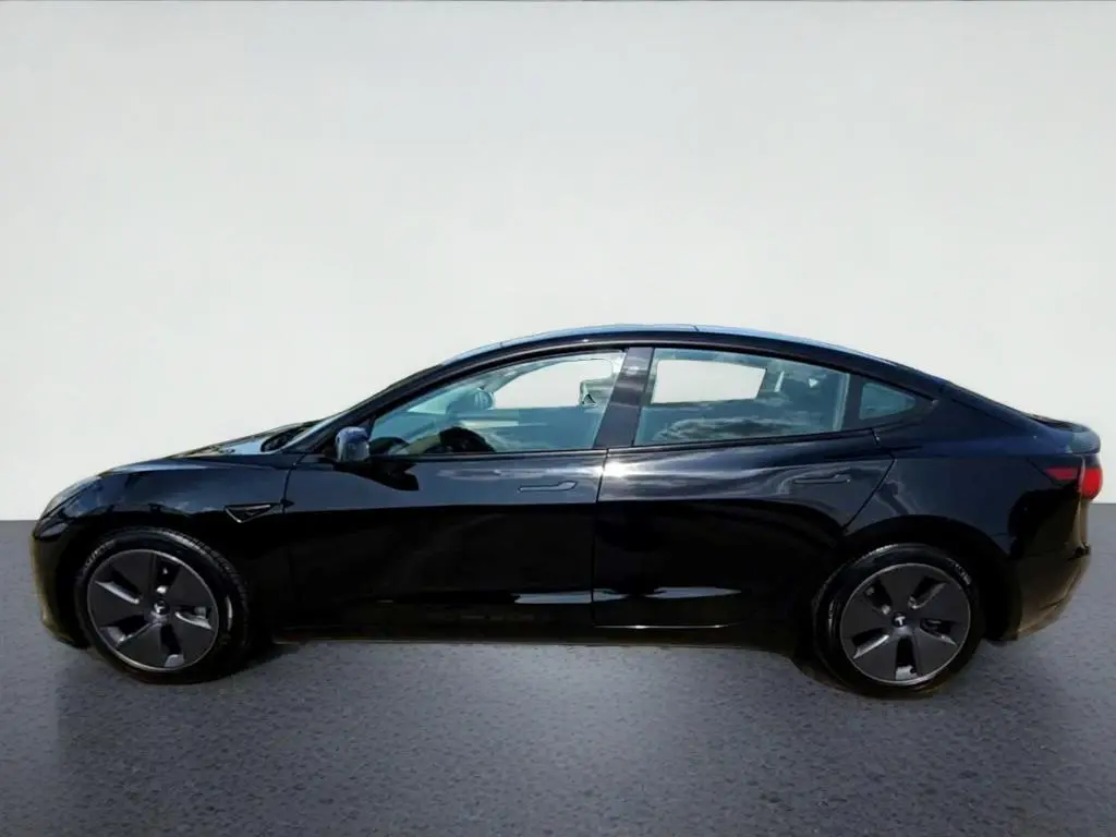 2022 Tesla Model 3 Standard Range Plus photo 5