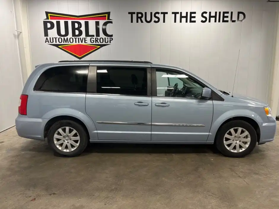 2016 Chrysler Town & Country Touring's photo