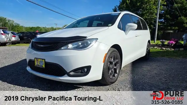 2019 Chrysler Pacifica Touring L's photo
