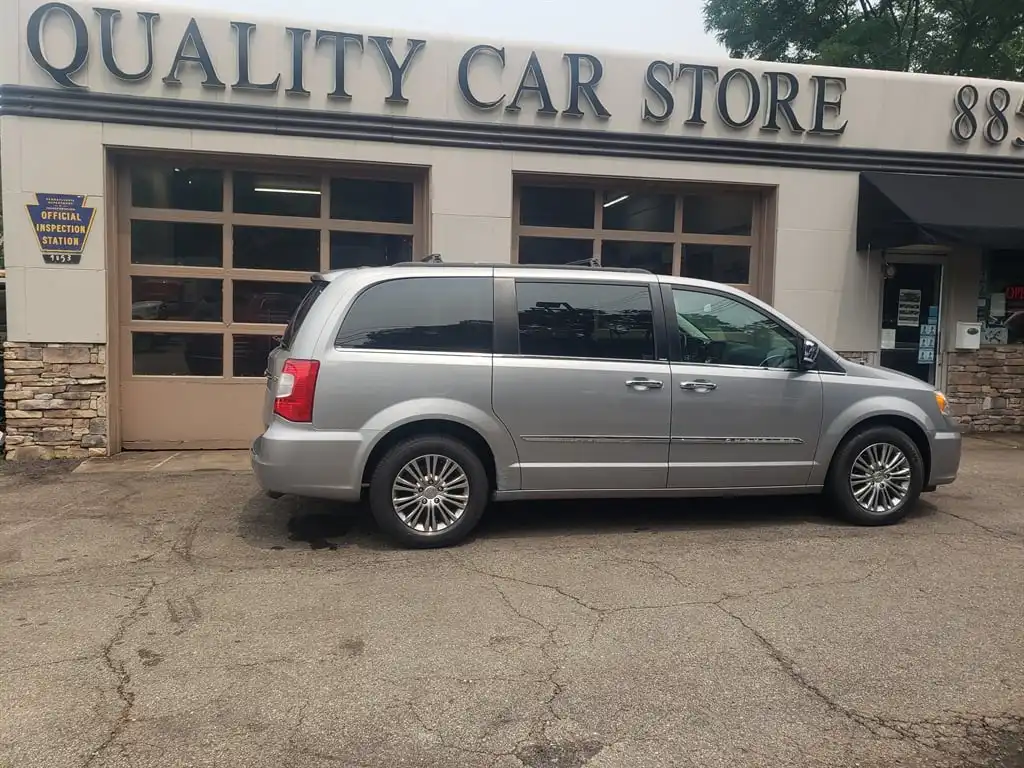 2014 Chrysler Town & Country Touring-L's photo