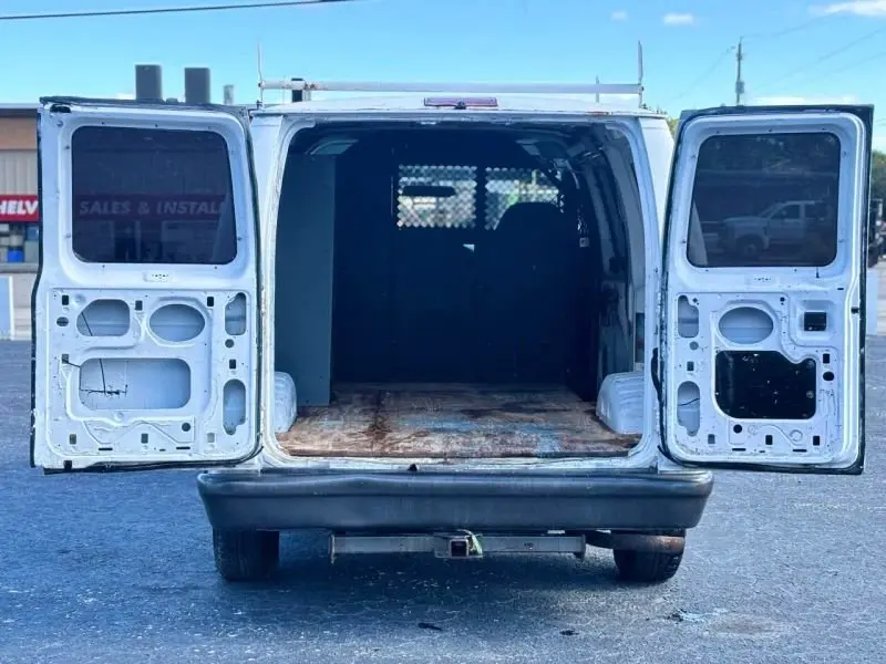 2004 Ford E-Series E-150 Van photo 5