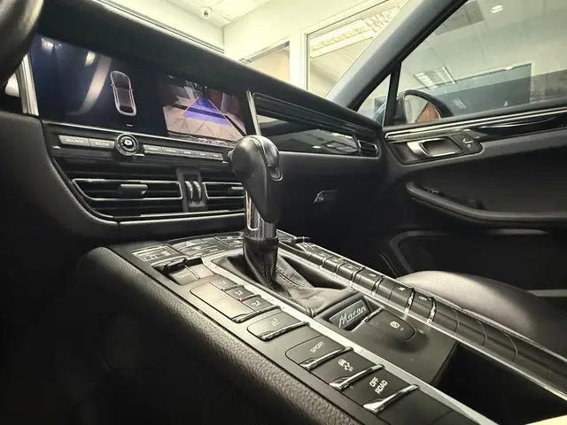 2020 Porsche Macan Base photo 4