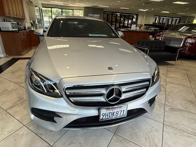 2019 Mercedes-Benz E-Class E300 photo 3