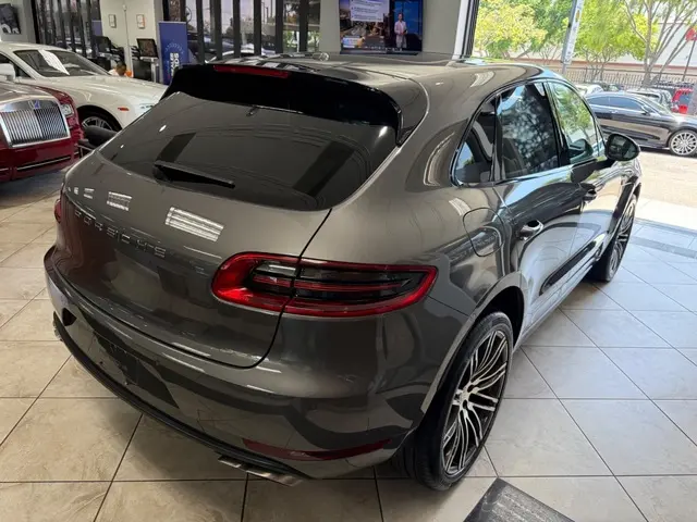 2016 Porsche Macan Turbo photo 4