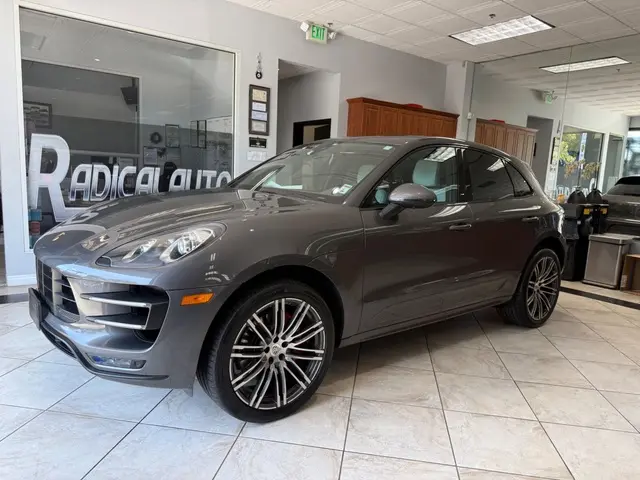 2016 Porsche Macan Turbo photo 3