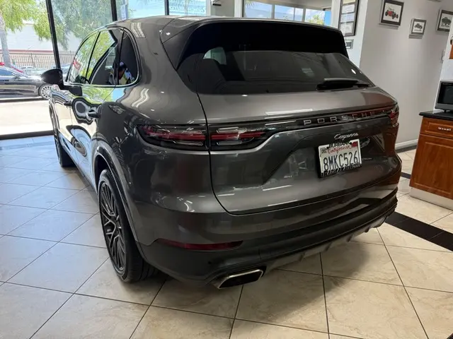 2019 Porsche Cayenne Base photo 4