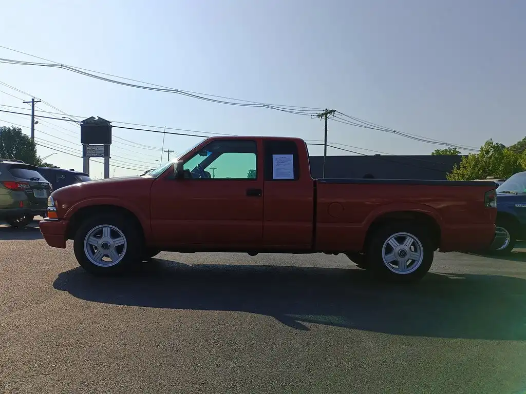 2001 Chevrolet S10 2WD Extended Cab Base w/3rd Door's photo