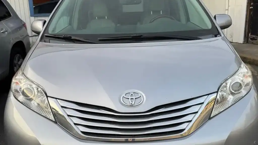 2012 Toyota Sienna XLE V6 AWD 7-Passenger's photo