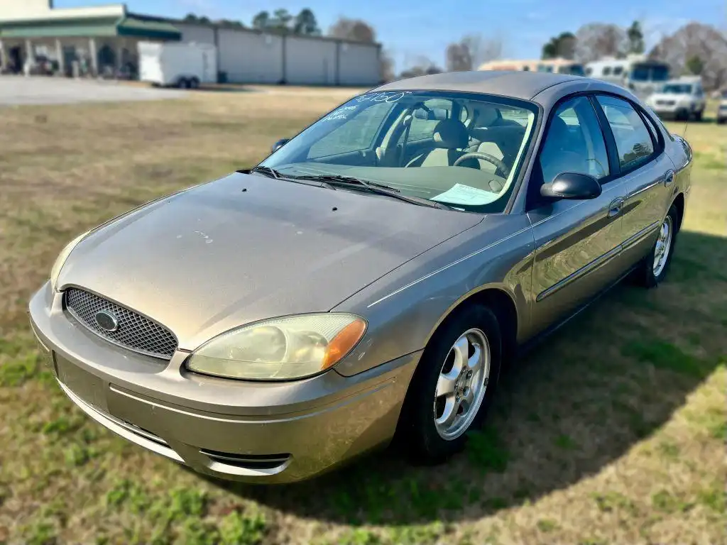 2005 Ford Taurus SE's photo