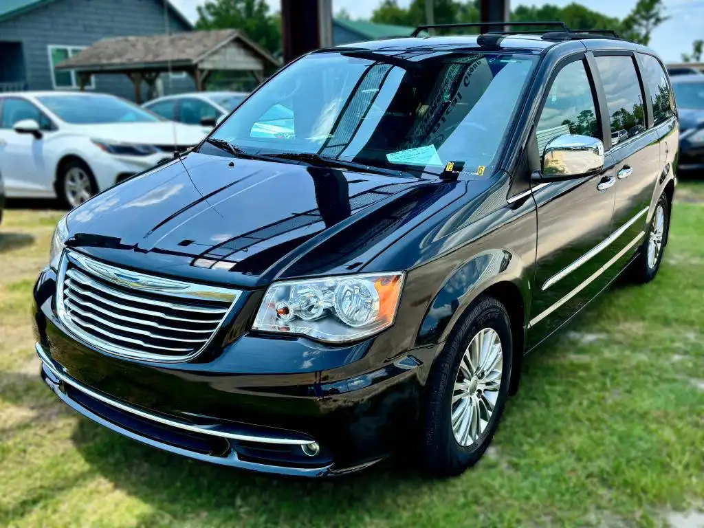 2013 Chrysler Town & Country Touring-L's photo