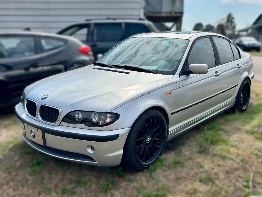 2005 BMW 3 Series 325i's photo