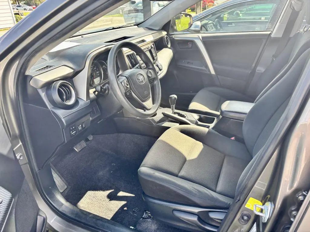 2014 Toyota RAV4 LE photo 5
