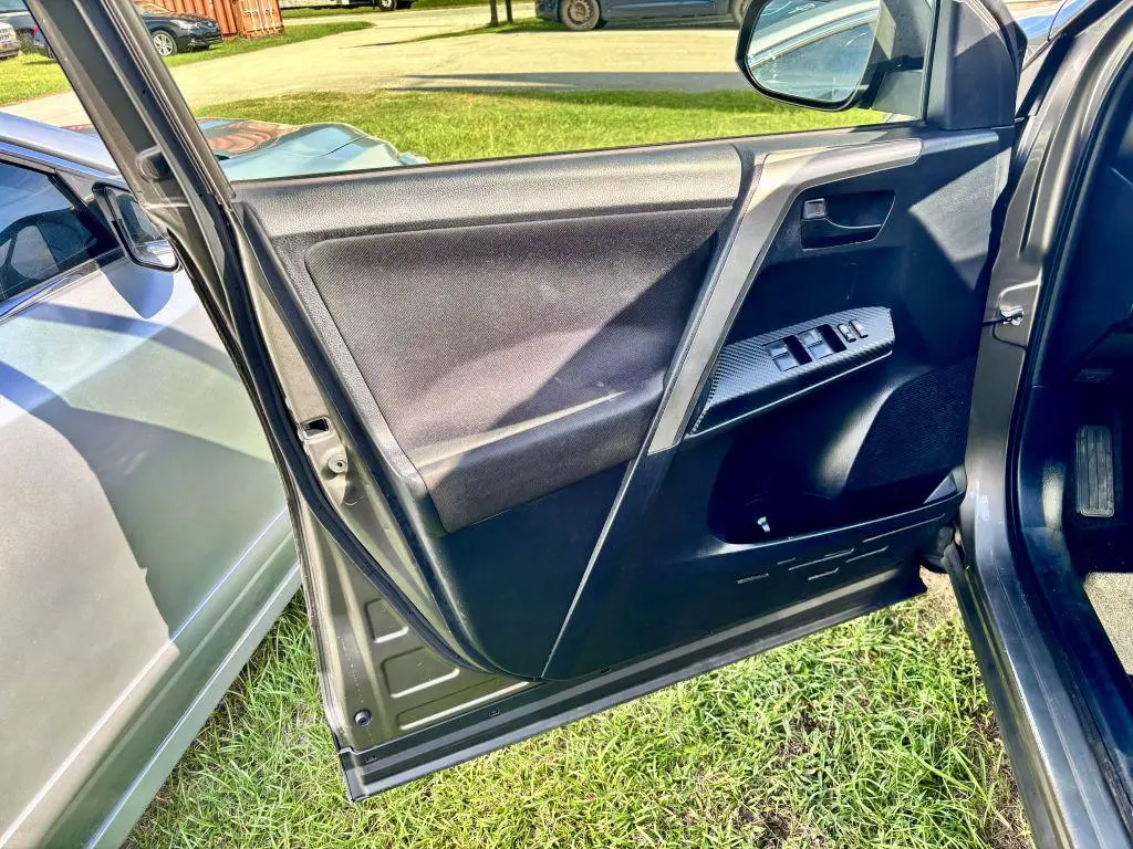 2014 Toyota RAV4 LE photo 4