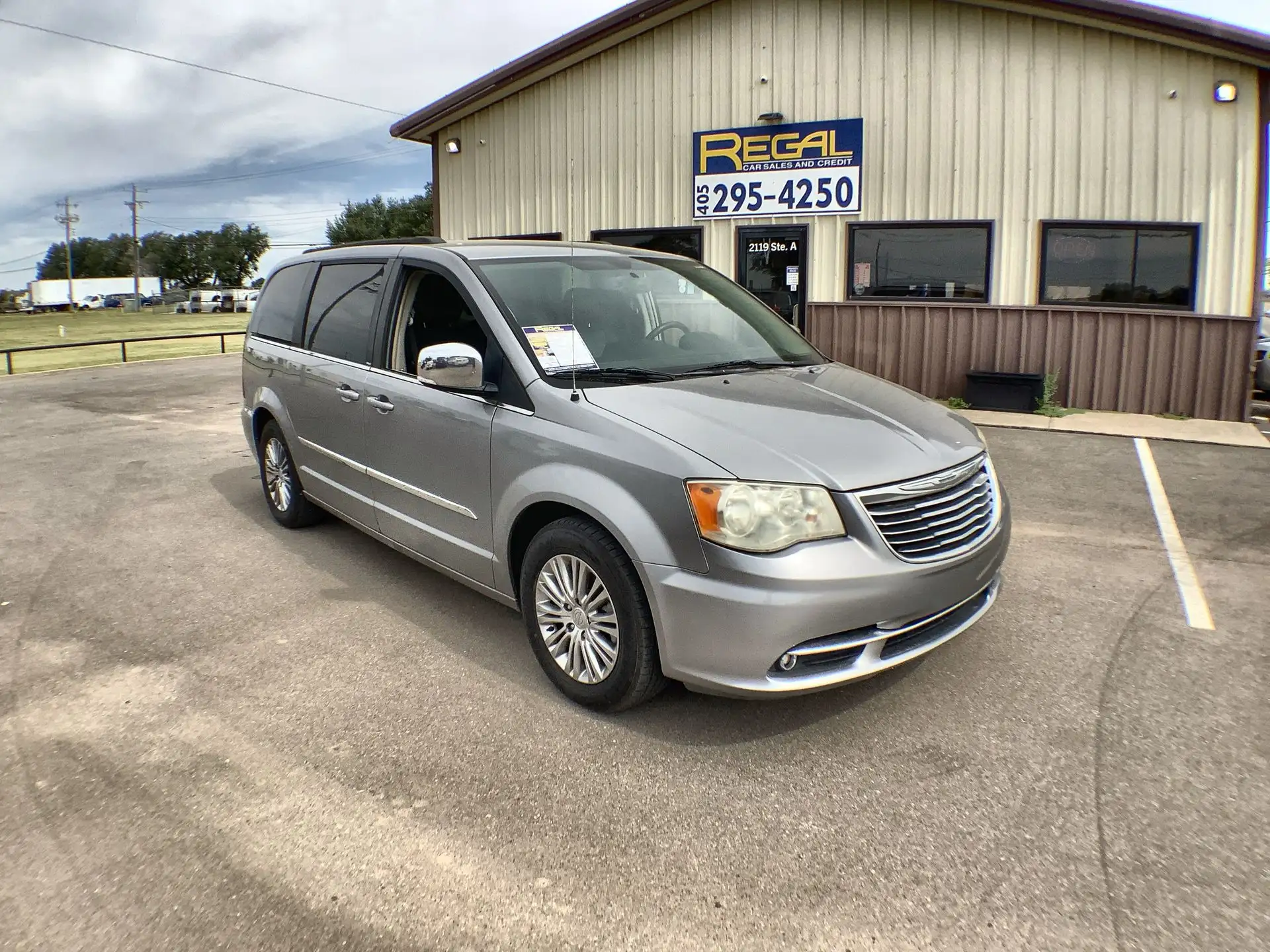2014 Chrysler Town & Country Touring-L's photo