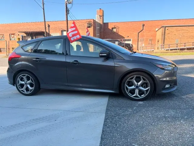 2016 Ford Focus ST Hatchback 5-Door photo 3