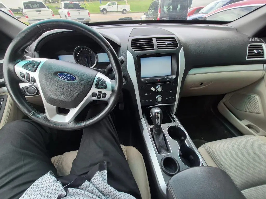 2015 Ford Explorer XLT photo 5