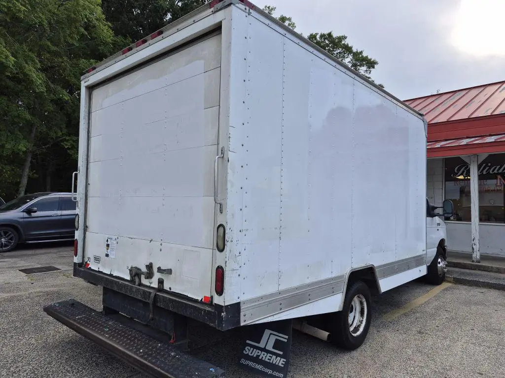 2012 Ford E-Series Commercial Vans E350 photo 4