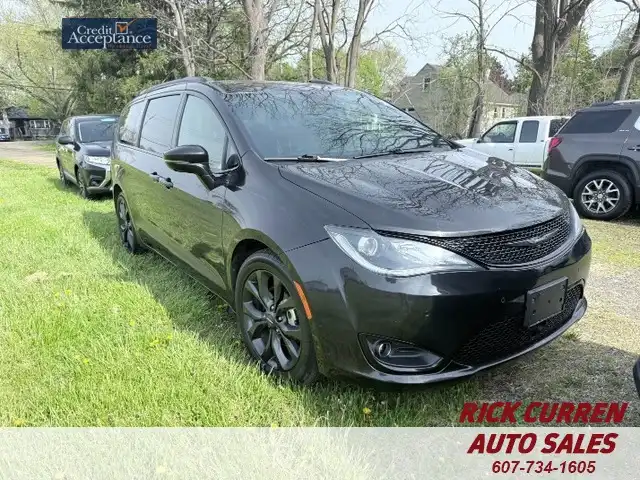 2019 Chrysler Pacifica Limited's photo