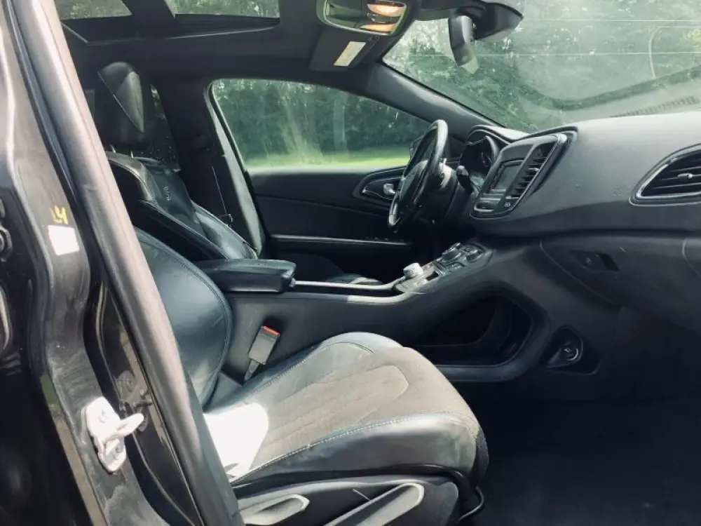 2015 Chrysler 200 S AWD photo 4