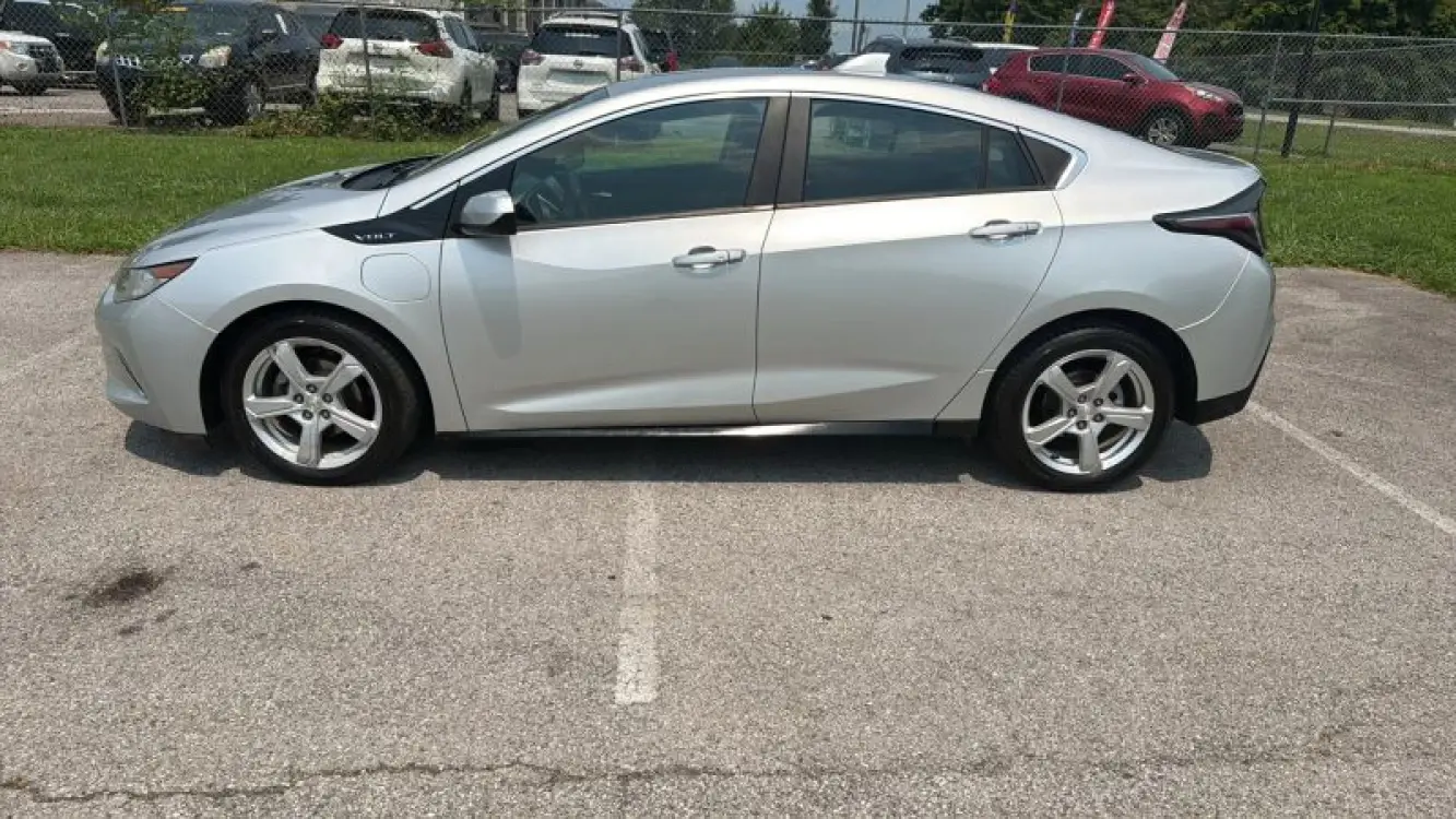 2016 Chevrolet Volt LT photo 4