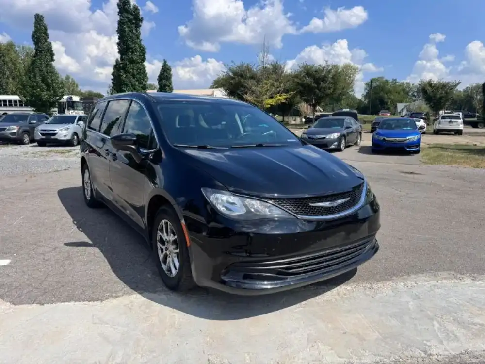 2017 Chrysler Pacifica Touring's photo