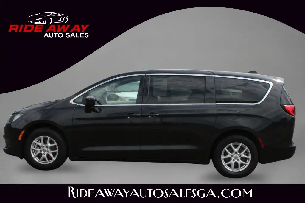 2022 Chrysler Voyager LX's photo