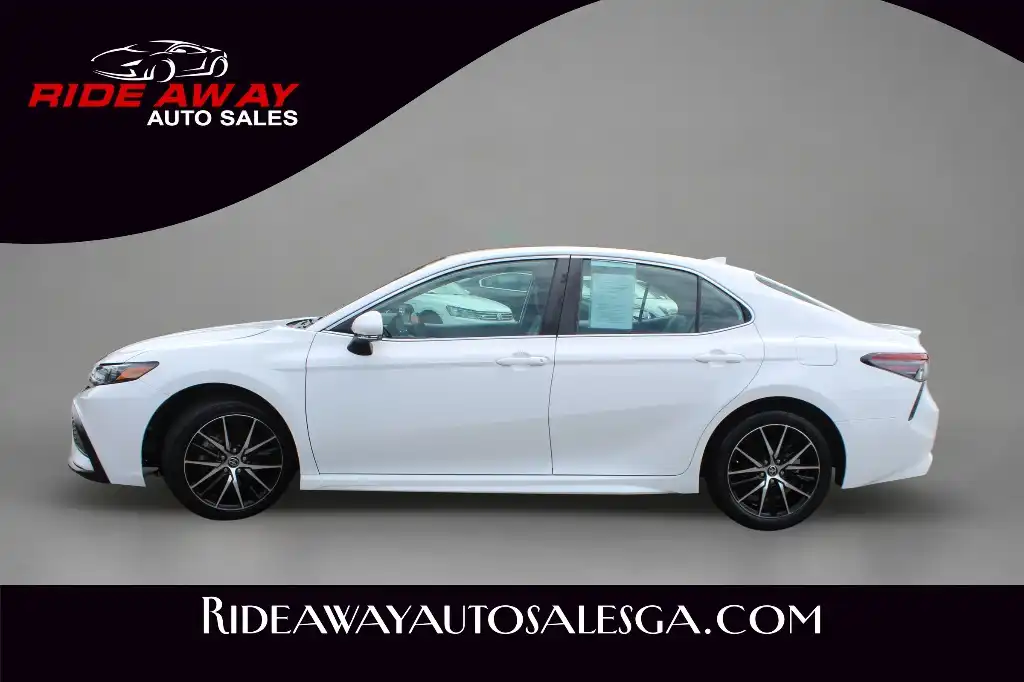 2023 Toyota Camry SE's photo