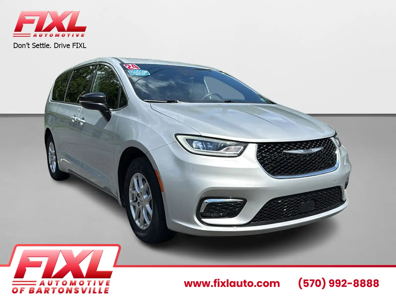 2024 Chrysler Pacifica Touring's photo