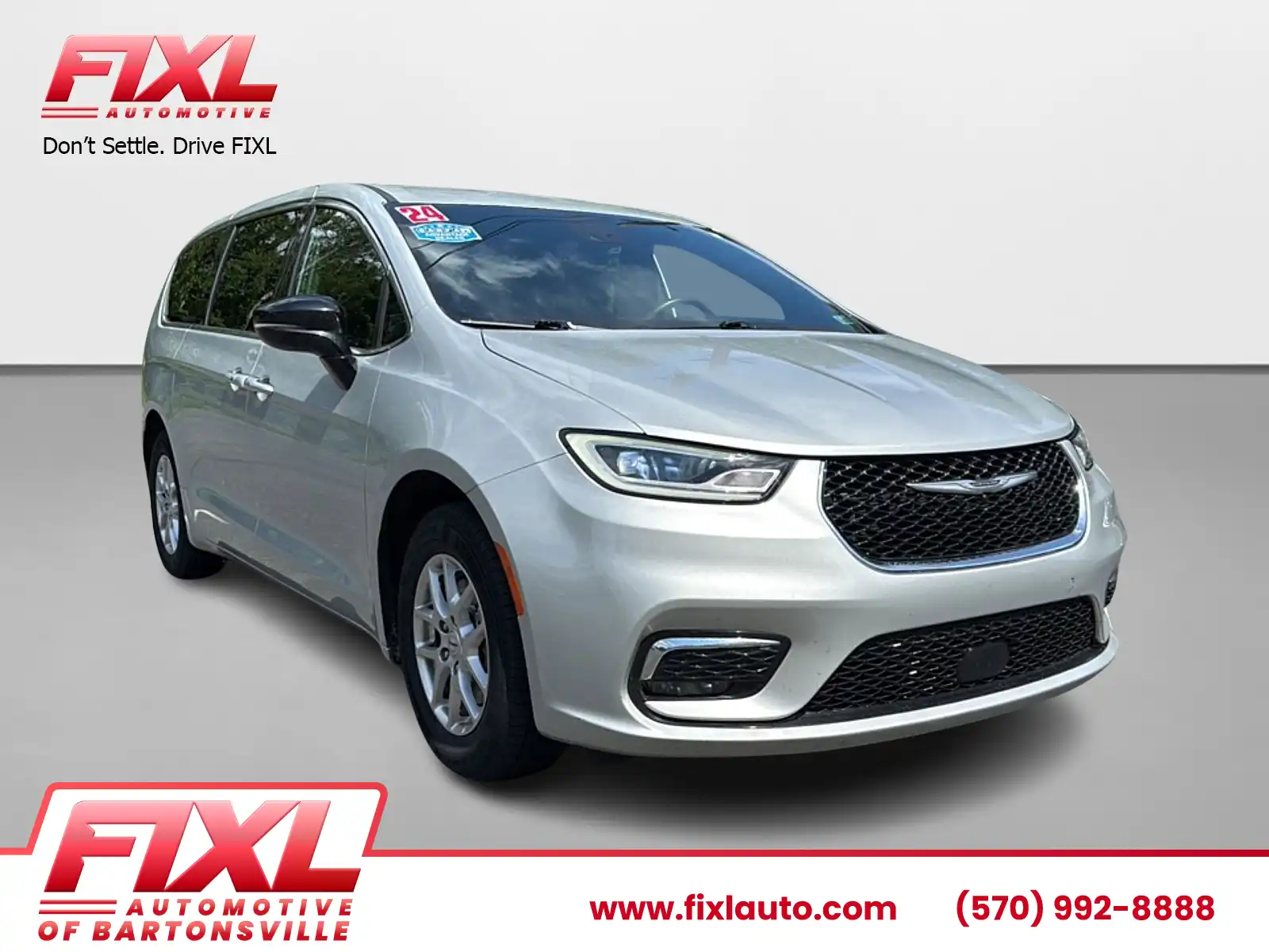 2024 Chrysler Pacifica Touring's photo