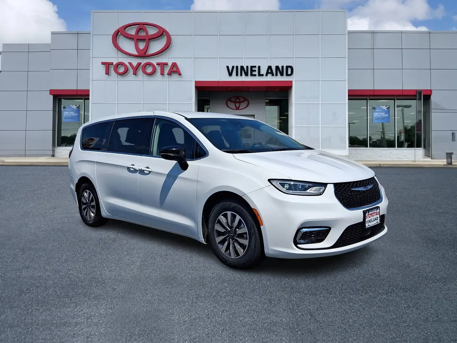 2024 Chrysler Pacifica Hybrid Select PHEV's photo