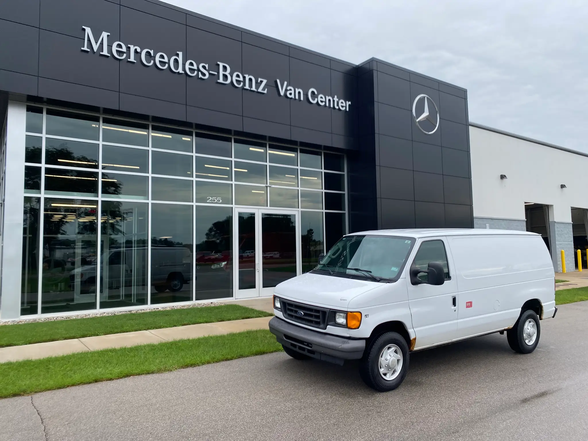2007 Ford E-Series E-250 Van photo 1