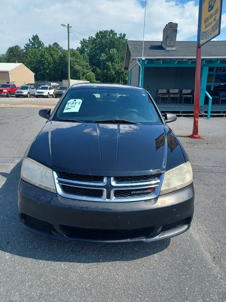 2012 Dodge Avenger SE photo 3