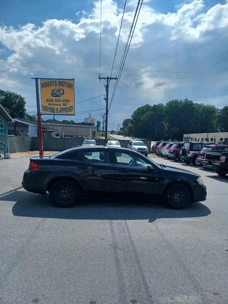 2012 Dodge Avenger SE photo 1