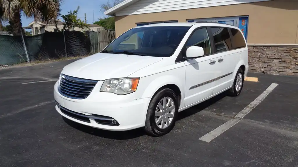 2015 Chrysler Town & Country Touring's photo