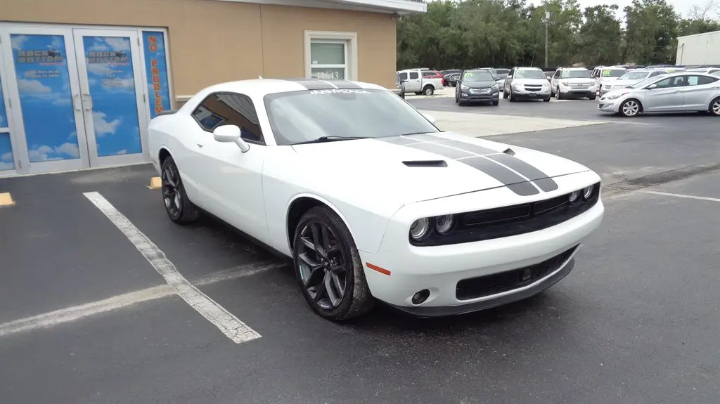 2019 Dodge Challenger SXT Plus Auto photo 3