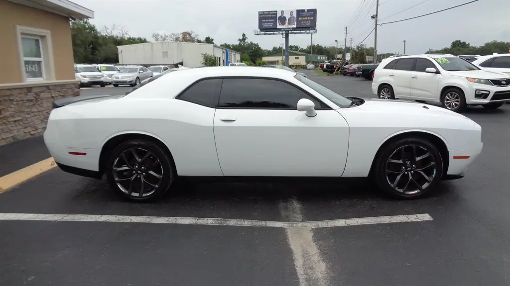 2019 Dodge Challenger SXT Plus Auto photo 4