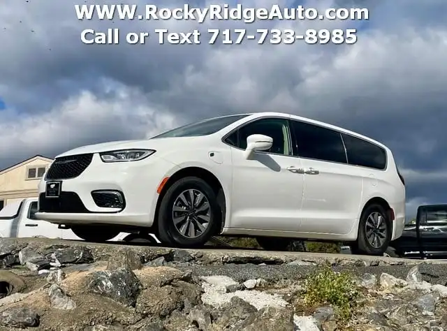 2022 Chrysler Pacifica Hybrid Touring L Hybrid's photo