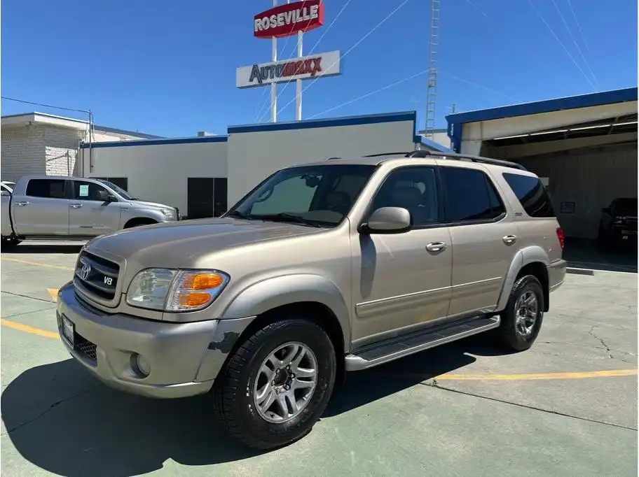 2004 Toyota Sequoia SR5's photo