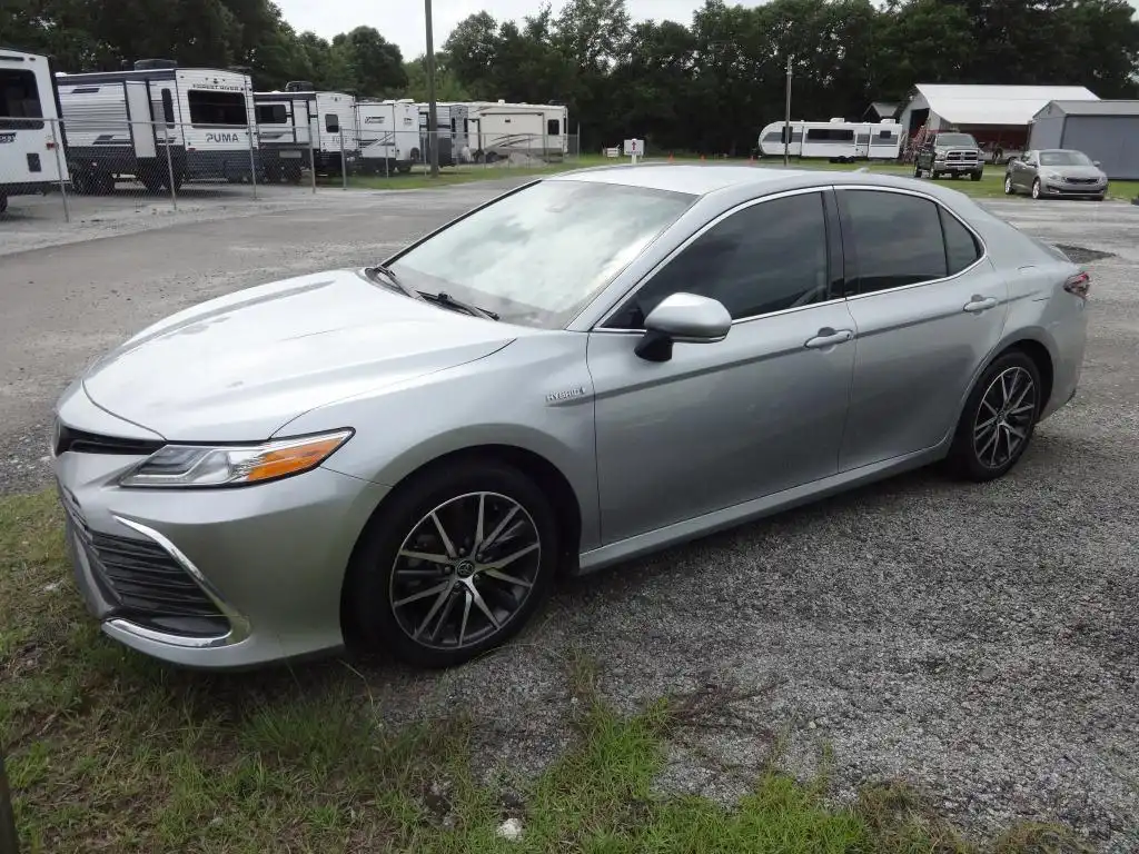 2021 Toyota Camry XLE Hybrid's photo