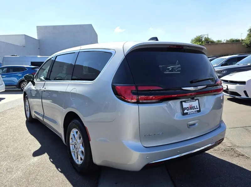2026 Chrysler Pacifica Select photo 3