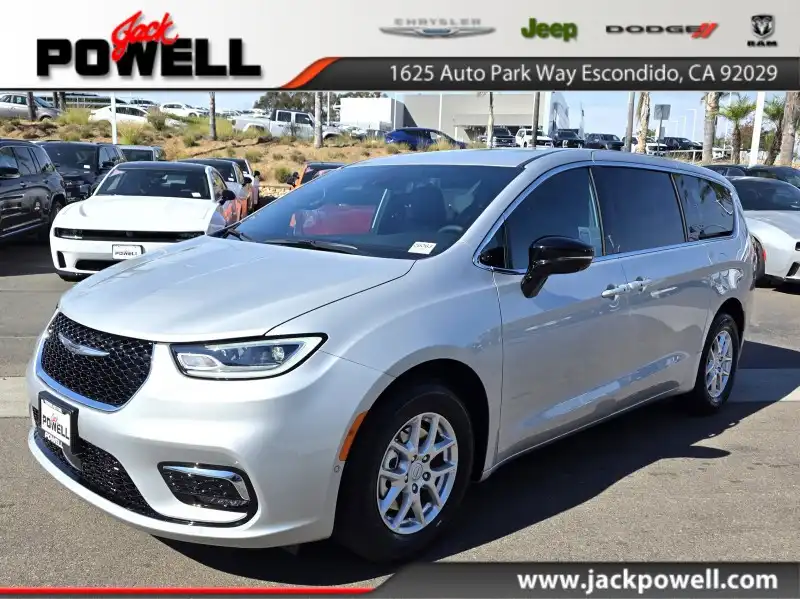 2026 Chrysler Pacifica Select's photo