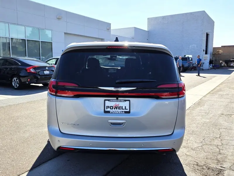 2026 Chrysler Pacifica Select photo 4