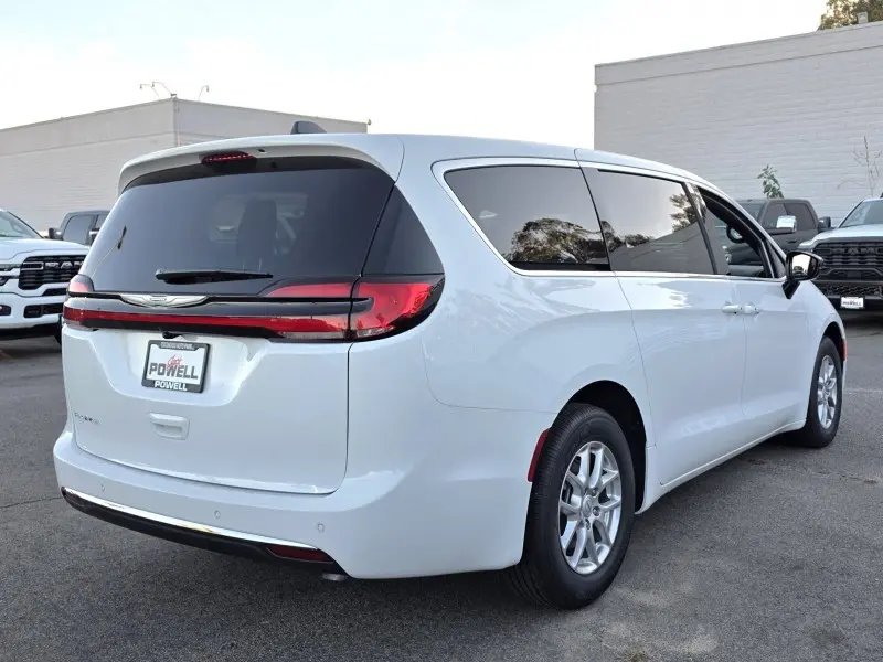 2026 Chrysler Pacifica Select photo 5