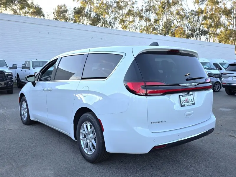 2026 Chrysler Pacifica Select photo 3