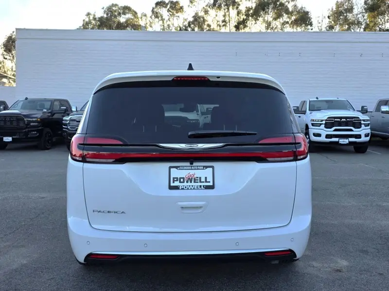 2026 Chrysler Pacifica Select photo 4