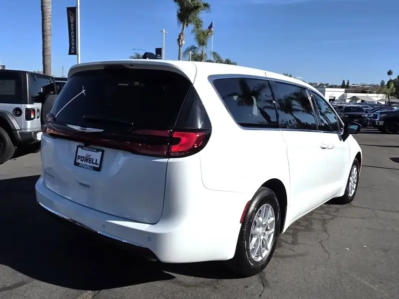 2026 Chrysler Pacifica Select photo 5