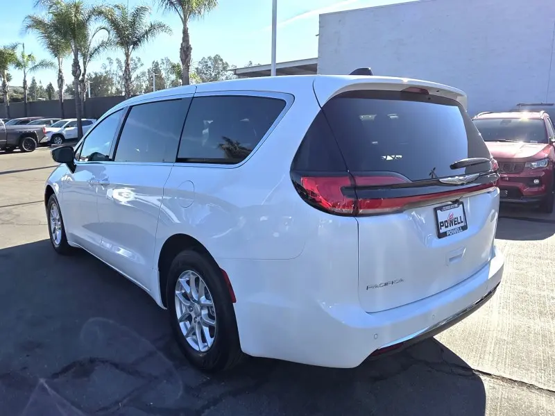 2026 Chrysler Pacifica Select photo 3