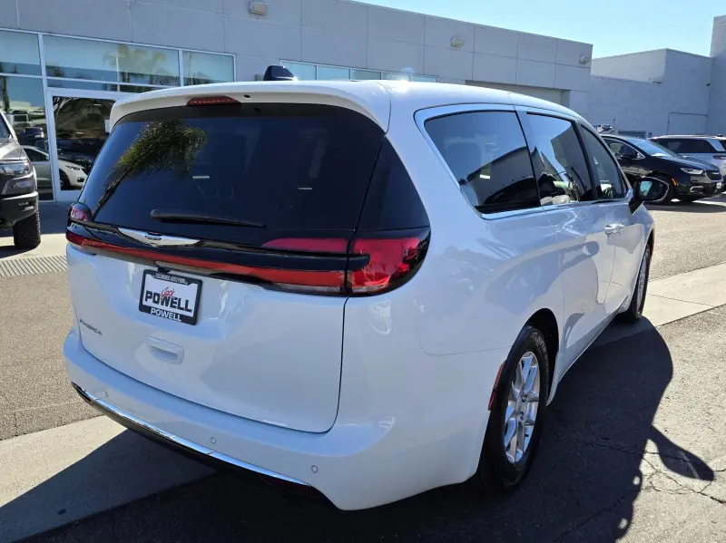 2026 Chrysler Pacifica Select photo 5