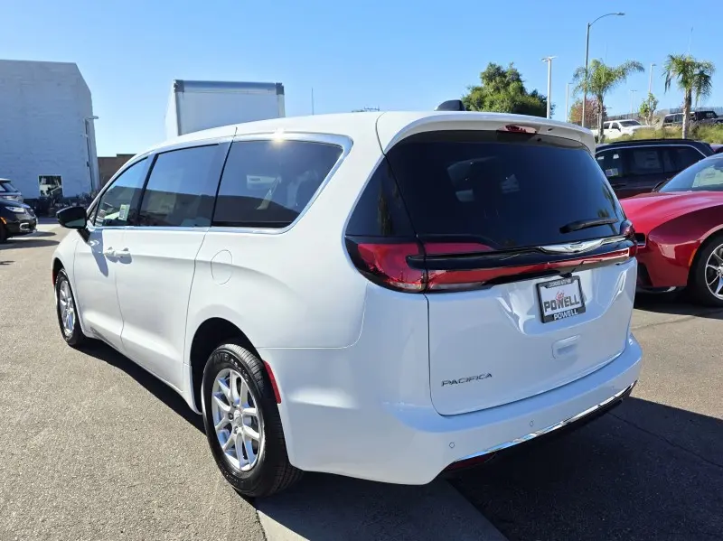 2026 Chrysler Pacifica Select photo 3