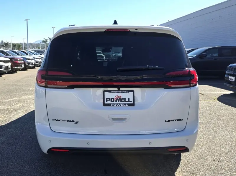 2026 Chrysler Pacifica Limited photo 4
